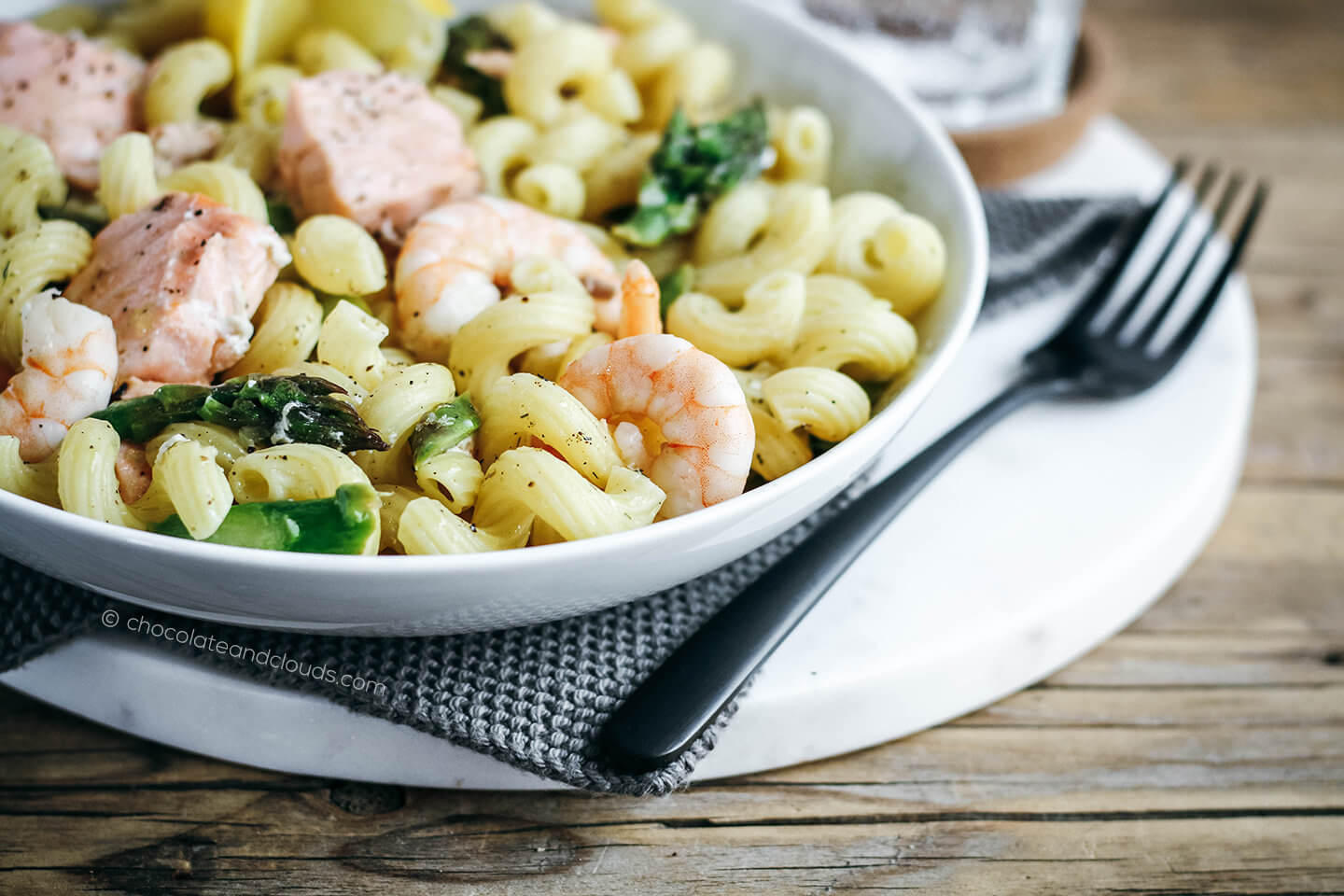 schnelle pasta mit grünem spargel, shrimps und lachs